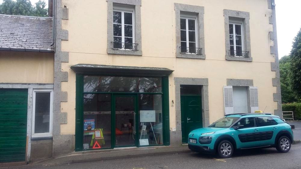 La façade de l'agence SCAM de Neuvic avec une voiture école