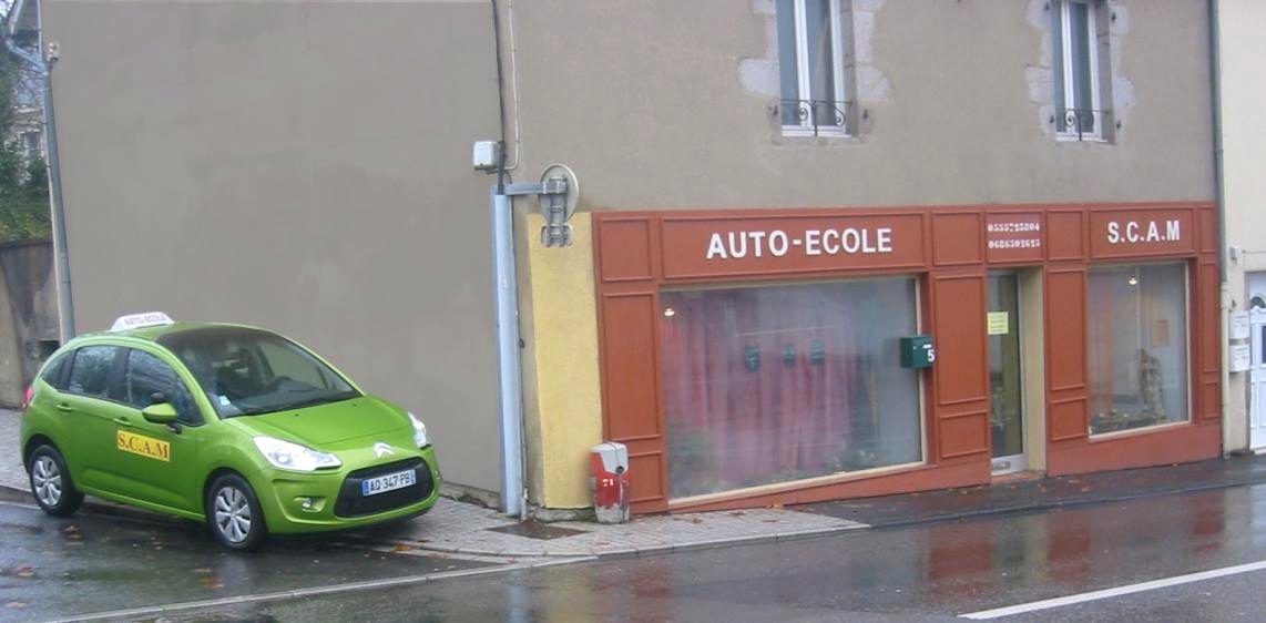 La façade de l'agence SCAM d'Ussel avec une voiture école verte