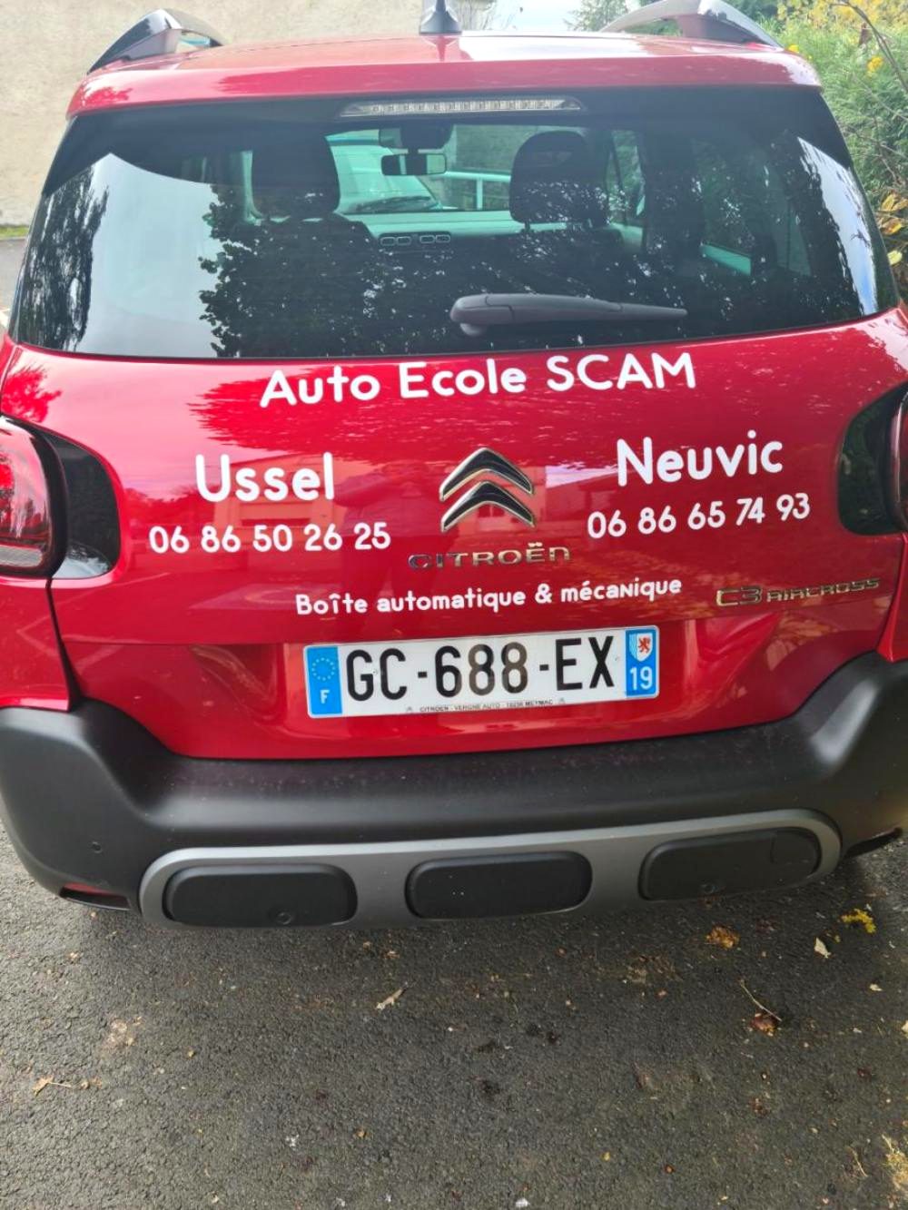 L'arrière de la C3 Aircross de l'auto-école SCAM avec les numéros d'Ussel et Neuvic