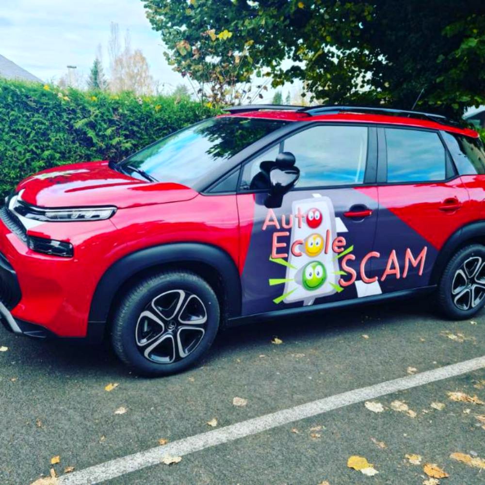 La Citroën C3 Aircross rouge de l'auto-école SCAM aux couleurs du logo